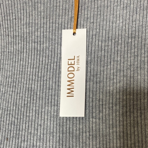 Elegant Gray V-Neck Button Midi Dress - Picture 4 of 6